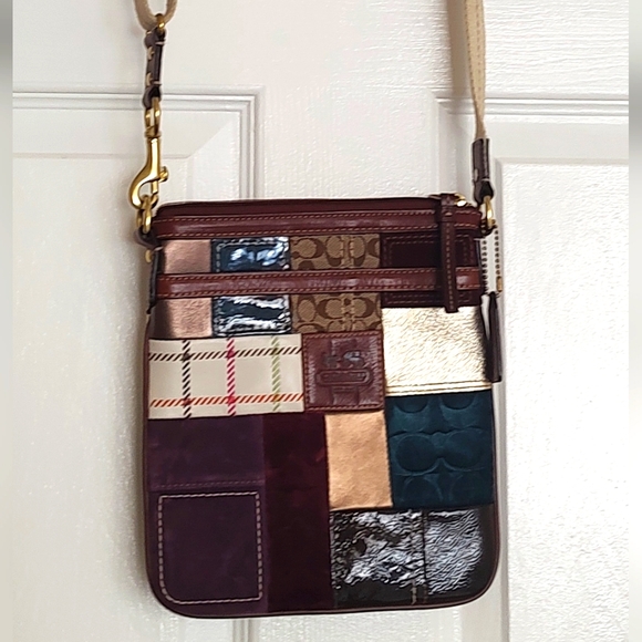 Coach Authentic stylish multi patch multi color crossbody bag - Picture 1 of 7
